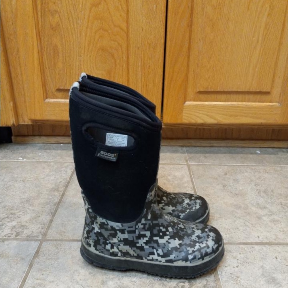 Boys below 30 insulated Bogs!